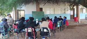 AUDIO: Lamentable: estudiantes de Chaco’i dan clases bajo un árbol en pleno frío y comparten la pizarra  - A La Gran 7-30 - ABC Color