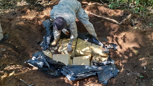 Hallan una tonelada de marihuana enterrada en Amambay