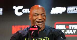 La Nación / Mike Tyson se sintió mal en pleno vuelo