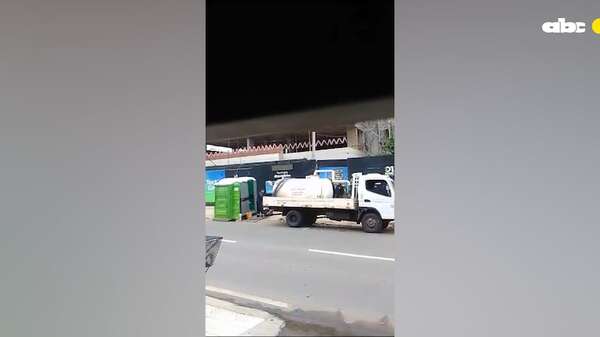 Vecinos molestos: constructora coloca baños frente a los domicilios - Crónicas Ciudadanas - ABC Color