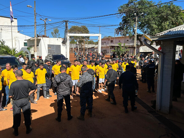 Trasladan los primeros 50 condenados al nuevo penal de Minga Guazú