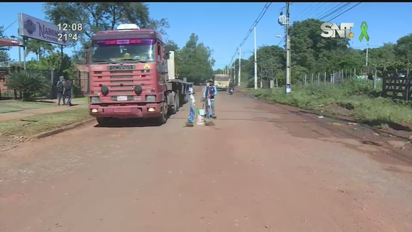 Bacheo casero por ausencia de autoridades - SNT