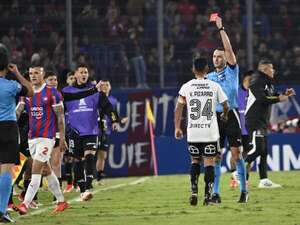 Vídeo: El terrible planchazo de Alan Benítez a Maxi Falcón - Cerro Porteño - ABC Color