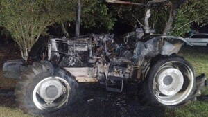 Desconocidos queman un tractor agrícola del MAG en San Pedro