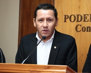 Renuncia de senador Javier Vera tras polémicas declaraciones sobre comunidades indígenas