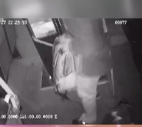 Solitario sujeto asalta a joven en un colectivo en Asunción - Paraguay.com