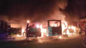Fuego de gran magnitud consume varios buses en Hernandarias