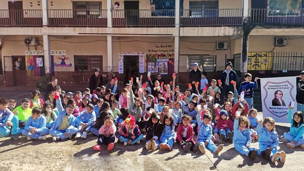 Con sentata alumnos, padres de familia y docentes reclaman merienda escolar