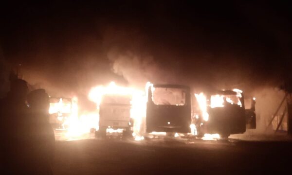 Cinco buses arden en llamas en Hernandarias
