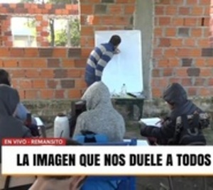 Alumnos dan clases bajo un árbol en Remansito - Paraguay.com