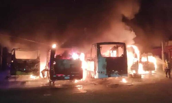 Fuego de gran magnitud consume varios buses en Hernandarias – Prensa 5