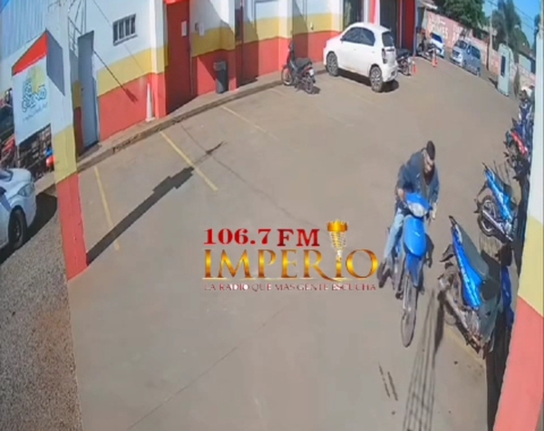 Cámara capta a un hombre hurtando una moto del estacionamiento de un supermercado