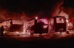 Incendio arrasó con ocho buses en Hernandarias - ABC en el Este - ABC Color