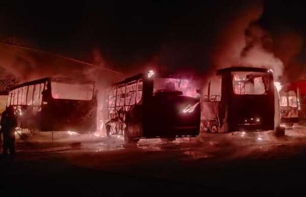 Incendio arrasó con ocho buses en Hernandarias - ABC en el Este - ABC Color