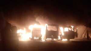 Incendio devora flota de buses en Hernandarias - ADN Digital