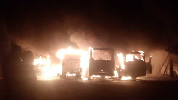 Incendio devora flota de buses en Hernandarias - ADN Digital