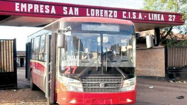 Choferes de la Línea 27 realizan paro momentáneo reclamando cobro de salarios
