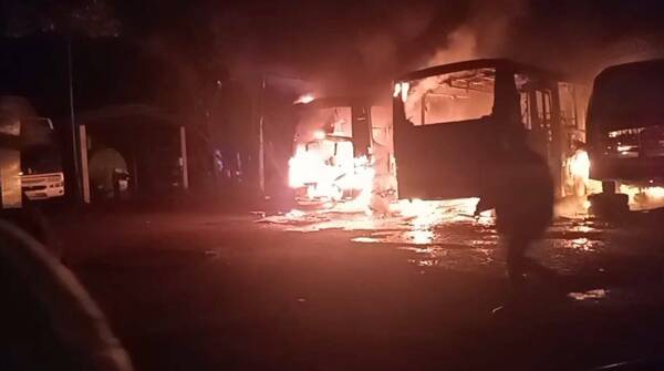 ¡Nde bárbaro! Ocho colectivos ardieron en llamas