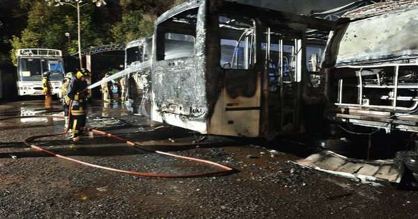 La Nación / Hernandarias: fuego consumió seis ómnibus en una empresa de turismo