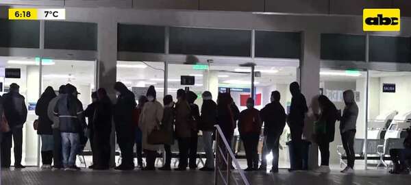 Video: con 6 ºC, pacientes de IPS forman fila a la intemperie para sacar turno - Nacionales - ABC Color