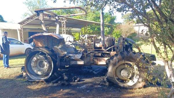 Comunidad de San Pablo repudia quema de tractor del MAG - Nacionales - ABC Color