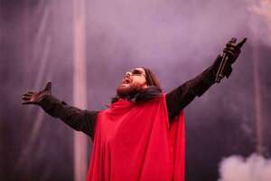 Jared Leto sorprende a sus fans con un concierto improvisado en las calles de Lisboa - Música - ABC Color