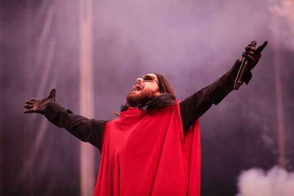 Jared Leto sorprende a sus fans con un concierto improvisado en las calles de Lisboa - Música - ABC Color