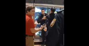 Diario HOY | Pillan a policía robando carne en un minimarket