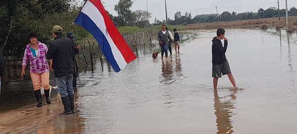 Pobladores de Ñeembucú siguen aislados por el agua, pasando hambre y mortandad de ganado - Nacionales - ABC Color