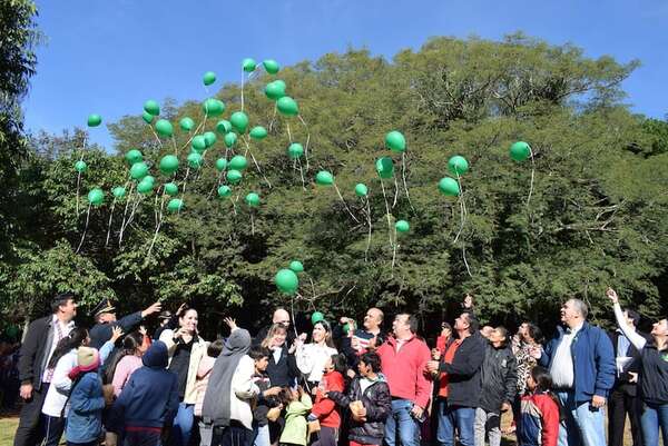 Con lanzamiento de globos y escultura de Felicita, recuerdan 20 años del crimen de la niña de las mandarinas - Nacionales - ABC Color