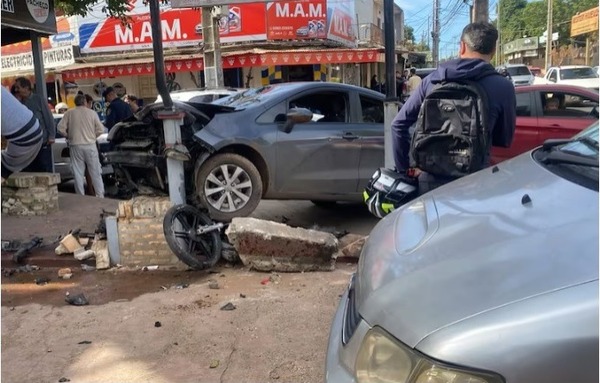 ACCIDENTE DE TRÁNSITO EN LUQUE: CONDUCTOR ABANDONÓ A NIÑOS DENTRO DEL VEHÍCULO - TVS