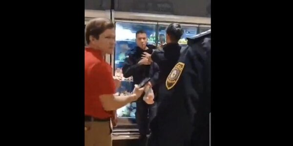 Pillan a policía robando carne en un minimarket
