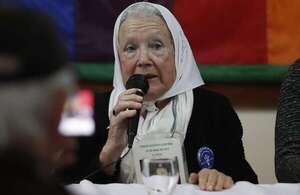 Pañuelos blancos y una ronda nocturna en la Plaza de Mayo para despedir a Nora Cortiñas - Mundo - ABC Color