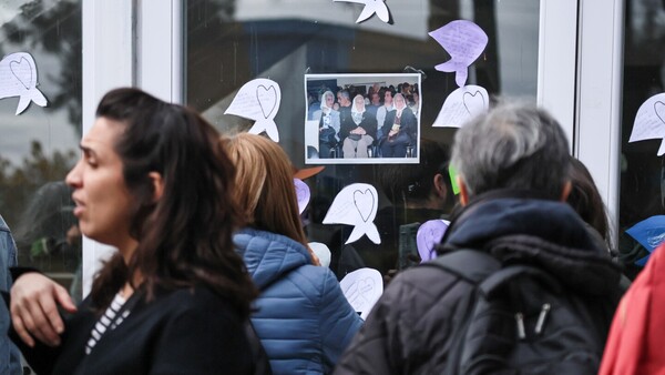 Pañuelos blancos y una ronda nocturna en la Plaza de Mayo para despedir a Nora Cortiñas