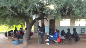 Alumnos dan clases bajo árboles en Remansito y padres piden ayuda para terminar aulas