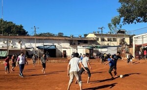 Reclusos de la penitenciaría de CDE participan de torneo de fútbol