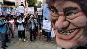 Javier Milei defiende a ministra apuntada por escándalo en reparto de alimentos a pobres