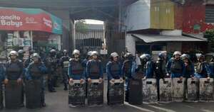 Diario HOY | Incidentado allanamiento en el Mercado 4: Policías y comerciantes se enfrentaron