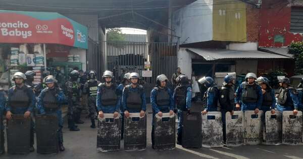 Diario HOY | Incidentado allanamiento en el Mercado 4: Policías y comerciantes se enfrentaron