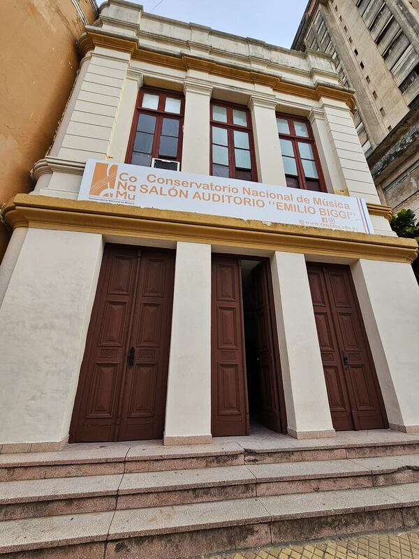 Estudiantes y docentes del Conservatorio Nacional de Música están en paro porque MEC les quitó salón auditorio en el que dan clases - Nacionales - ABC Color