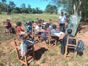 Niños de la comunidad indígena La Paloma siguen dando clases en la intemperie por la falta de aulas - Nacionales - ABC Color