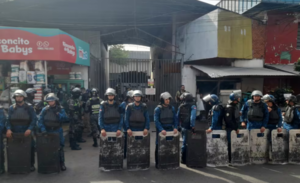 Bolonki en el Mercado 4: Comerciantes se enfrentaron a los polis