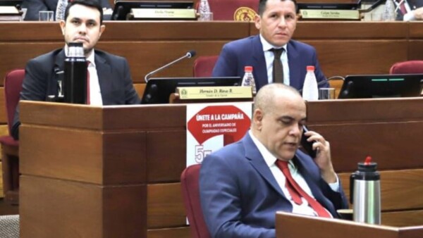 Plantean tímida sanción a senador que amenazó con echar a funcionaria