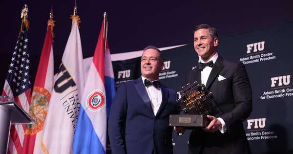 La Nación / Santiago Peña recibe el premio “Champion of Freedom” en EE. UU.