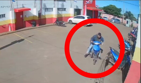 Hurtan motocicleta del estacionamiento de un conocido supermercado - Oasis FM 94.3