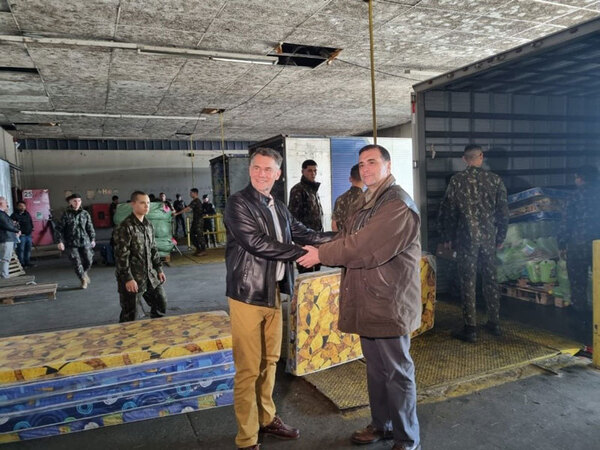 Embajador paraguayo acompaña llegada de donaciones en Porto Alegre - ADN Digital