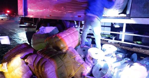 La Nación / Interceptan camión transportador y roban parte de las mercaderías