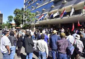Jubilados anuncian manifestación frente a Caja del IPS - Nacionales - ABC Color