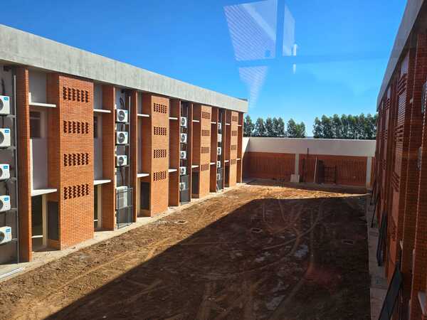 El Hospital de Coronel Oviedo transita en su etapa final - ADN Digital