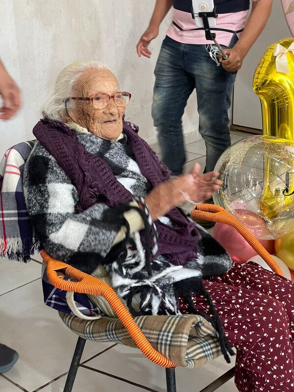Doña Damiana celebra 110 años rodeada de su familia - Radio Imperio 106.7 FM
